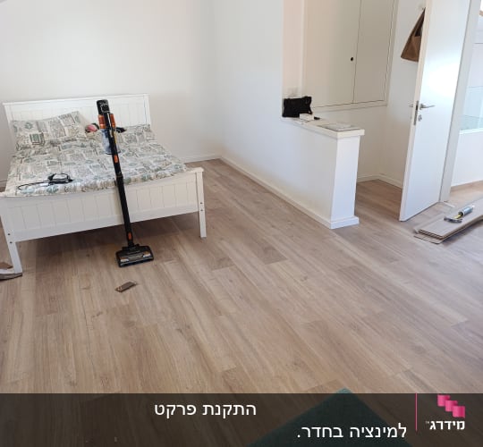 חדר עם רצפת פרקט וכלי עבודה על הרצפה